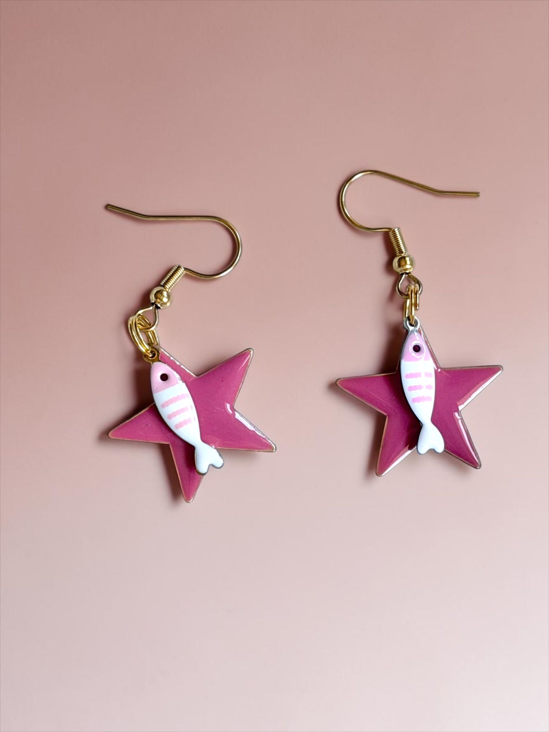 Orecchino  con ciondolo fucsia