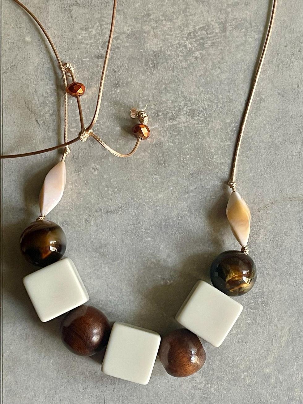 Collana media lunghezza resina e pietra.