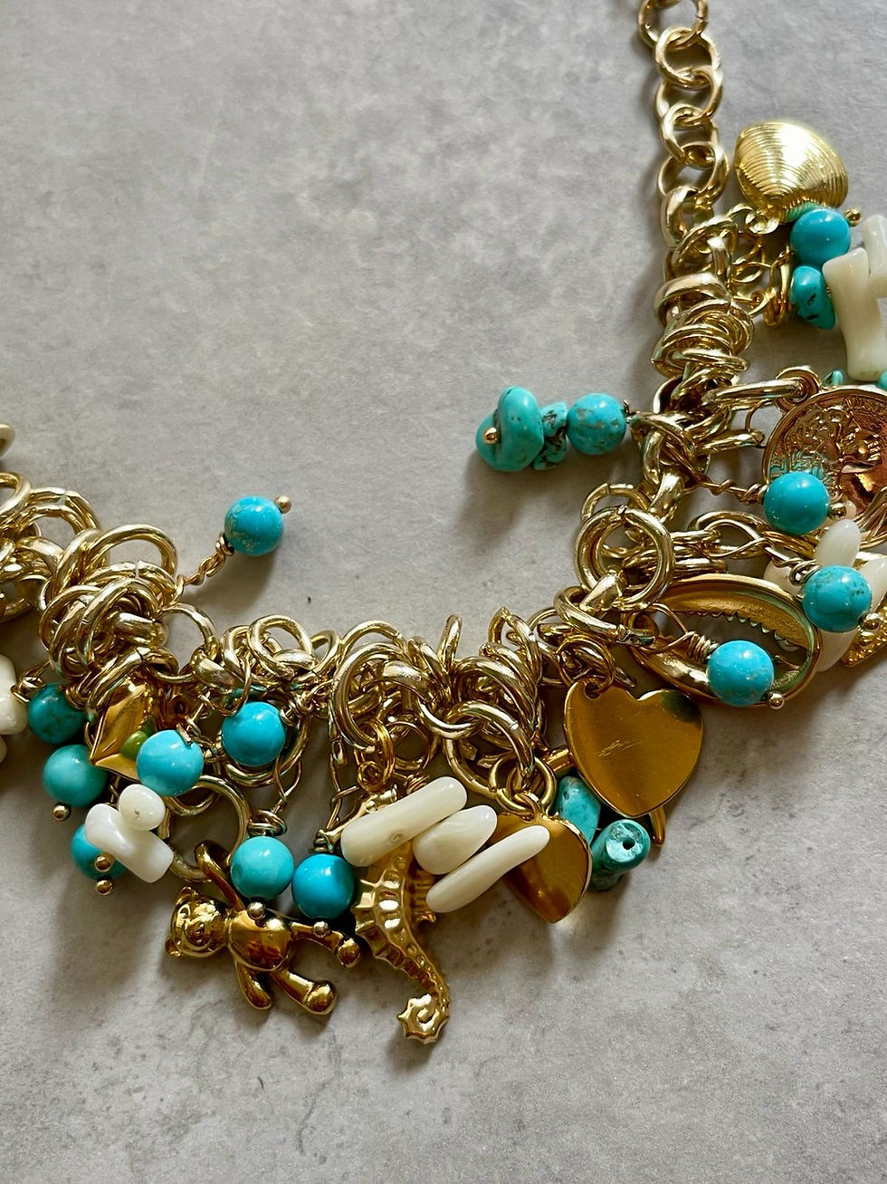 Miniatura: Collana charms turchesi, bianchi ed oro