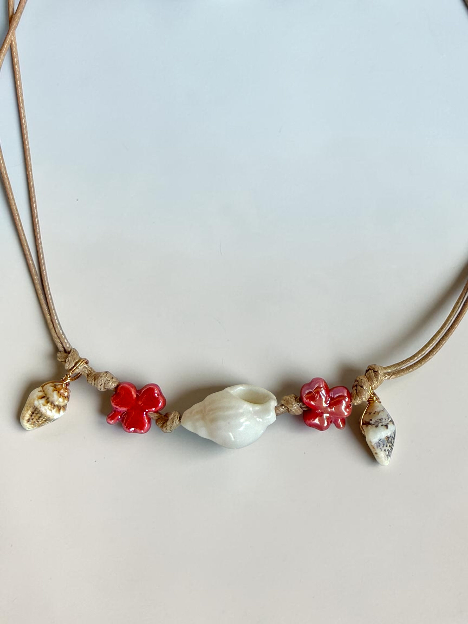 Collana conchiglia in ceramica e corda girocollo