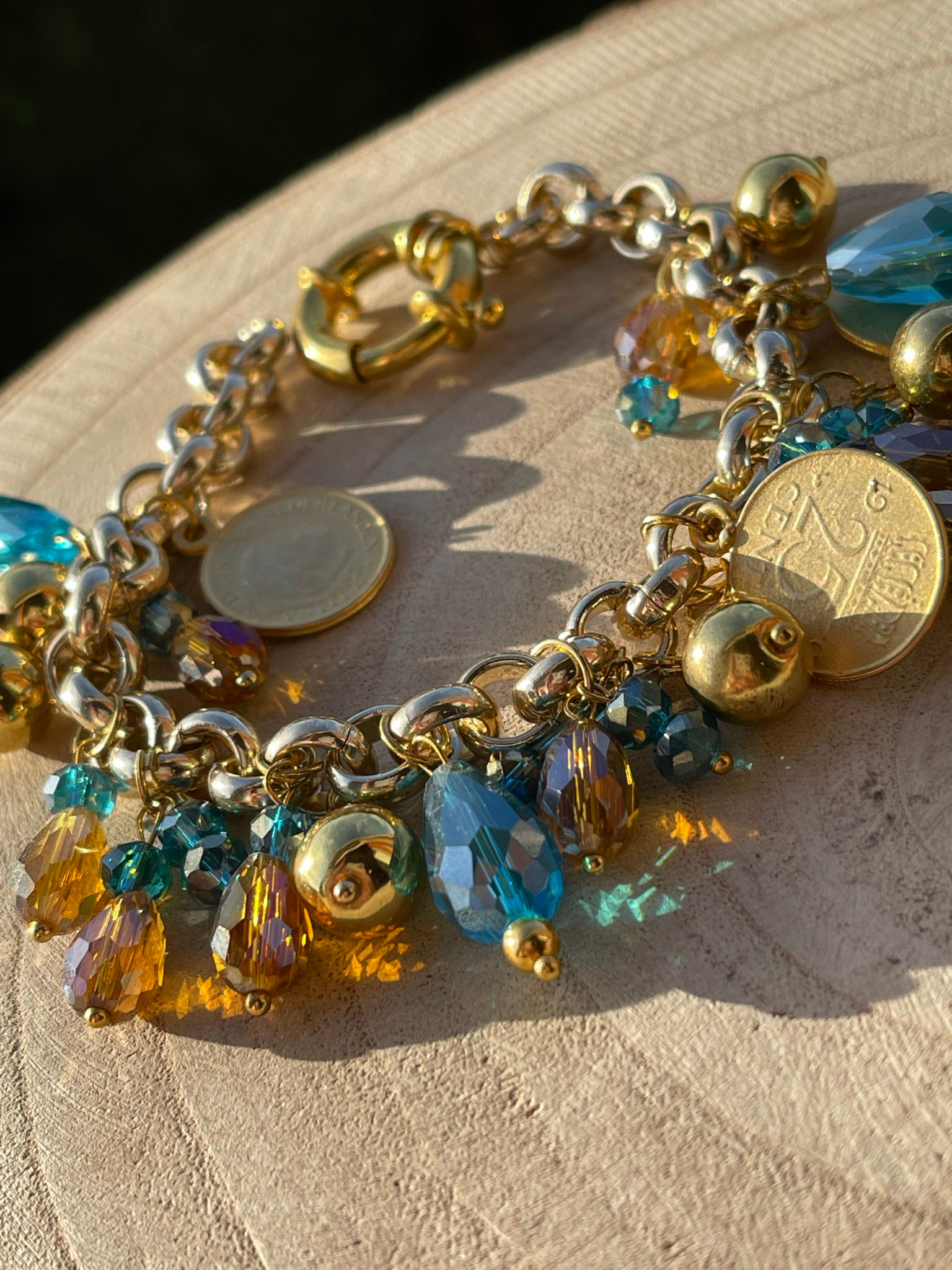 Bracciale dorato e charms 2