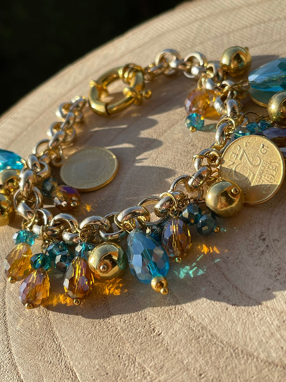 Bracciale dorato e charms 2