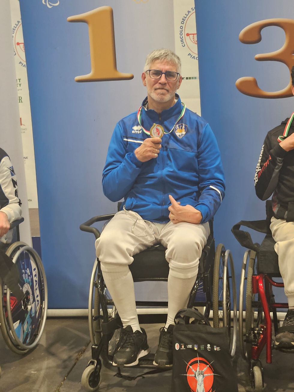 William Russo festeggia con il suo trofeo dopo aver vinto la competizione di spada e fioretto nella categoria C di scherma paralimpica.