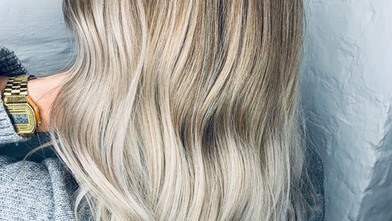 Dimensionaal blond haar met natuurlijke uitgroei