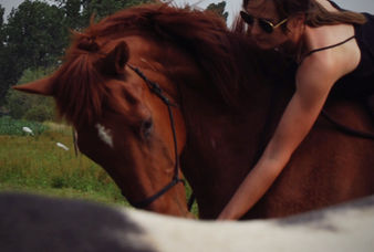 Ruiter en paard tijdens een buitenrit vanuit The Greatest Barn