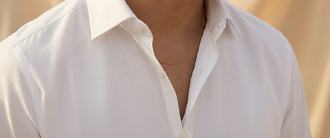 Homme en chemise blanche