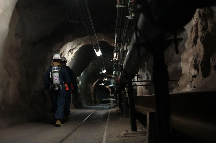 SOUTH AFRICAN POLICE ATTEMPTING TO FORCE OUT THOUSANDS OF ILLEGAL MINERS AND PLASTIC WASTE IN LAKE KIVU CLOGGED THE RUZIZI I HYDROELECTRIC DAM CAUSING POWER OUTAGES IN DEMOCRATIC REPUBLIC OF CONGO