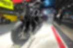 svart motorsykkel utstilt på mc-messen 2023