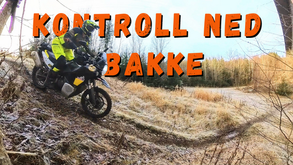 en erfaren motorsyklist kjører sin motorsykkel ned en bratt bakke, og gir nyttige tips til andre motorsyklister Hvordan kjøre motorsykkel ned en bratt bakke