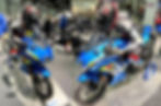 blå motorsykkel utstilt på mc-messen 2023