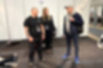 Mariusz fra MotorTrans på mc-messen 2023 snakker med trafikklærer Grim Ketil om motorsykkel ajp prt