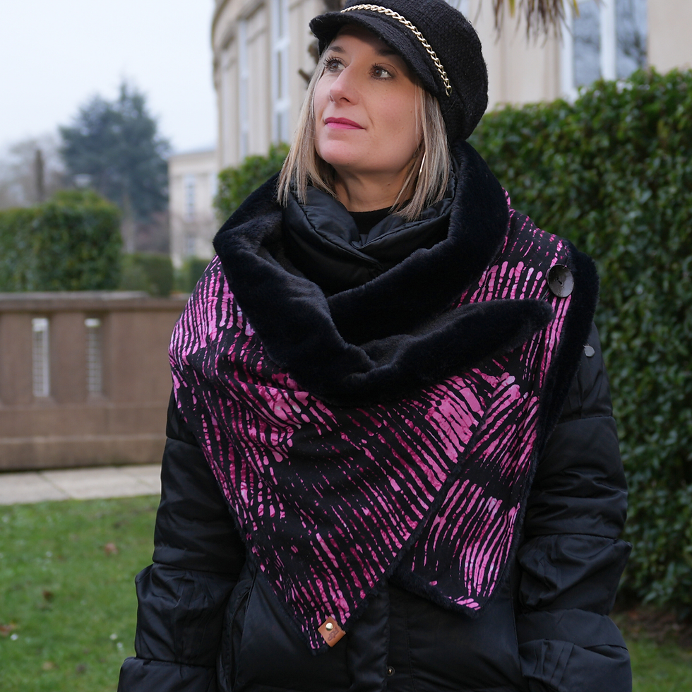 Miniature : Étole violette et noire portée en extérieur, vue de profil