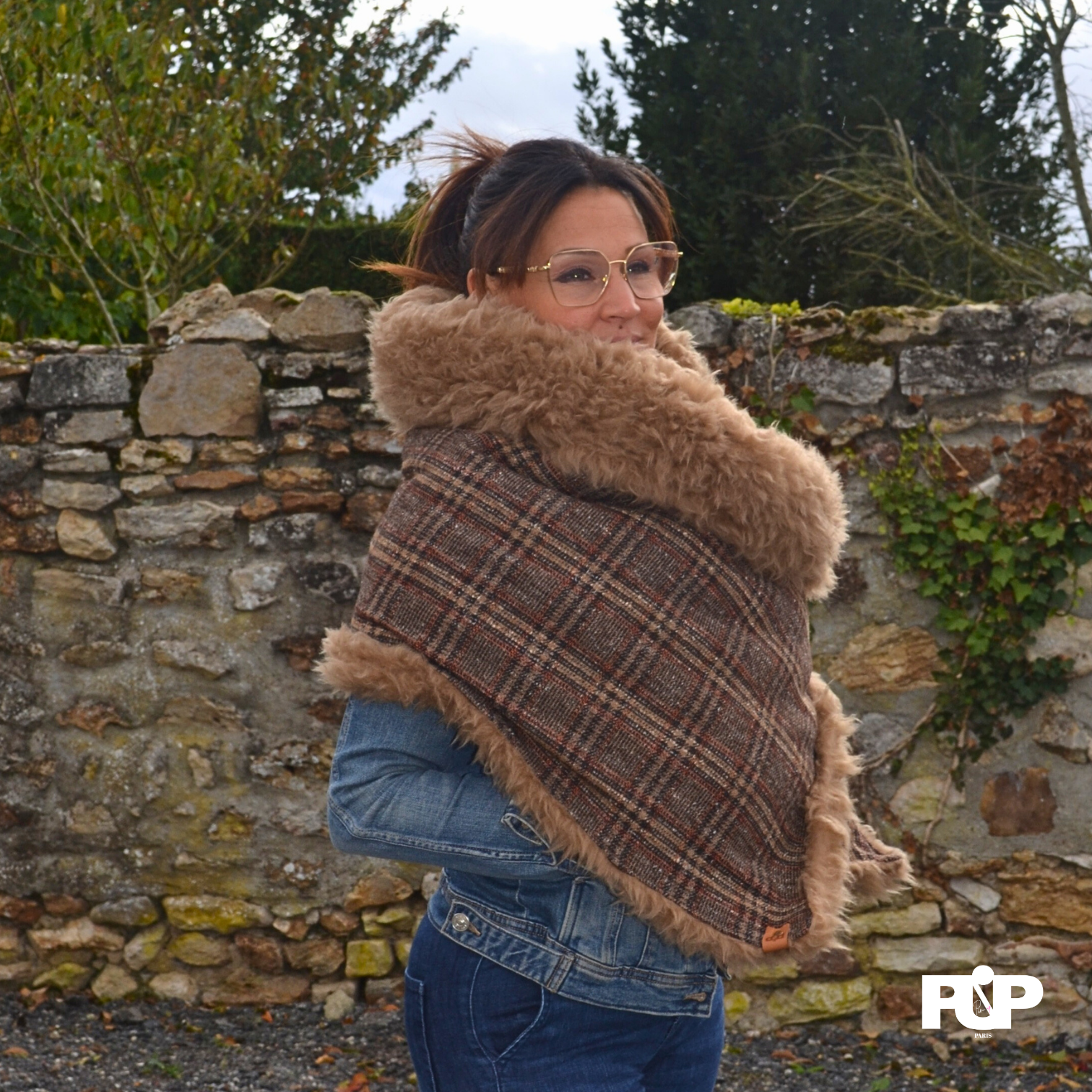 tole marron quadrillée face tissu portée de face.