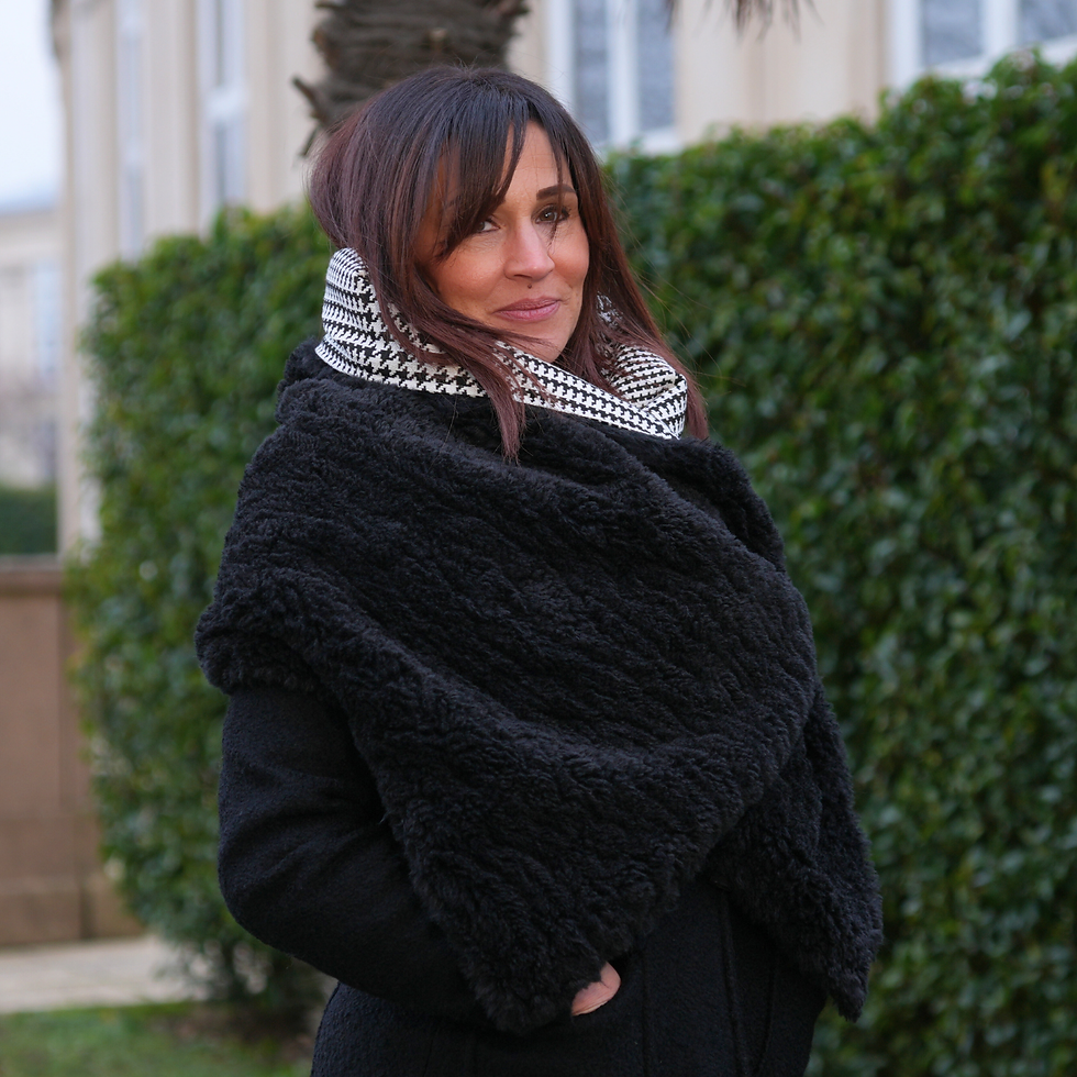 Miniature : Étole noire et blanche portée sur manteau noir, vue de profil, porté enveloppant