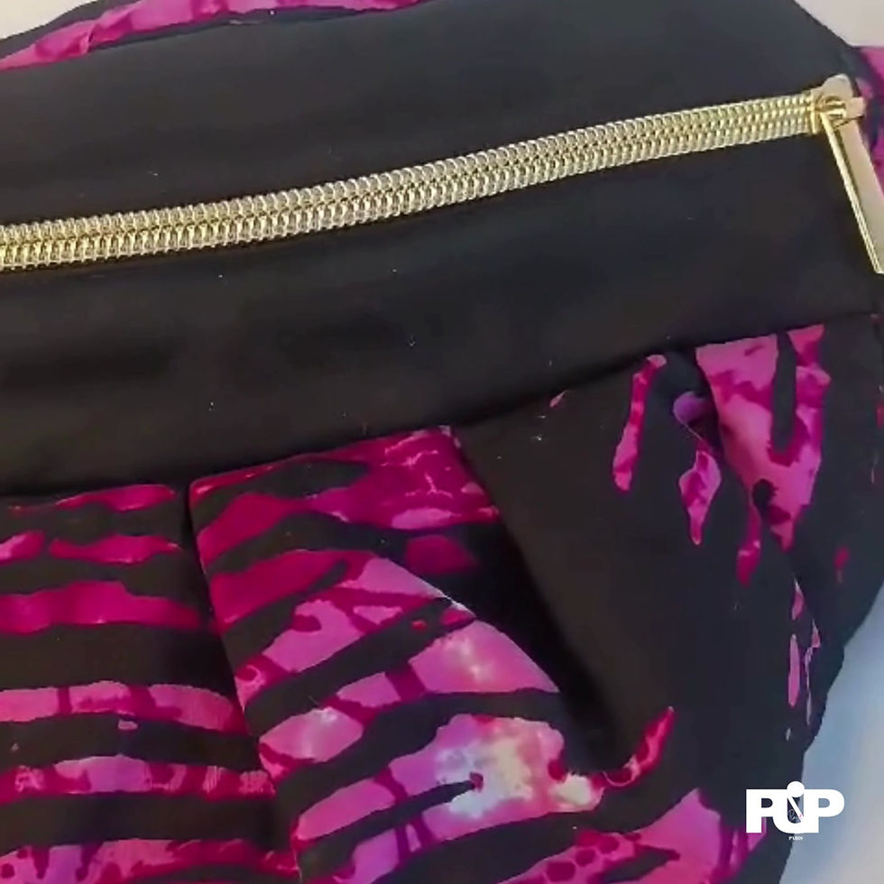 Miniature : Sac banane wax noir zébré rose avec fermeture zippée noire, détail matière accessoire femme