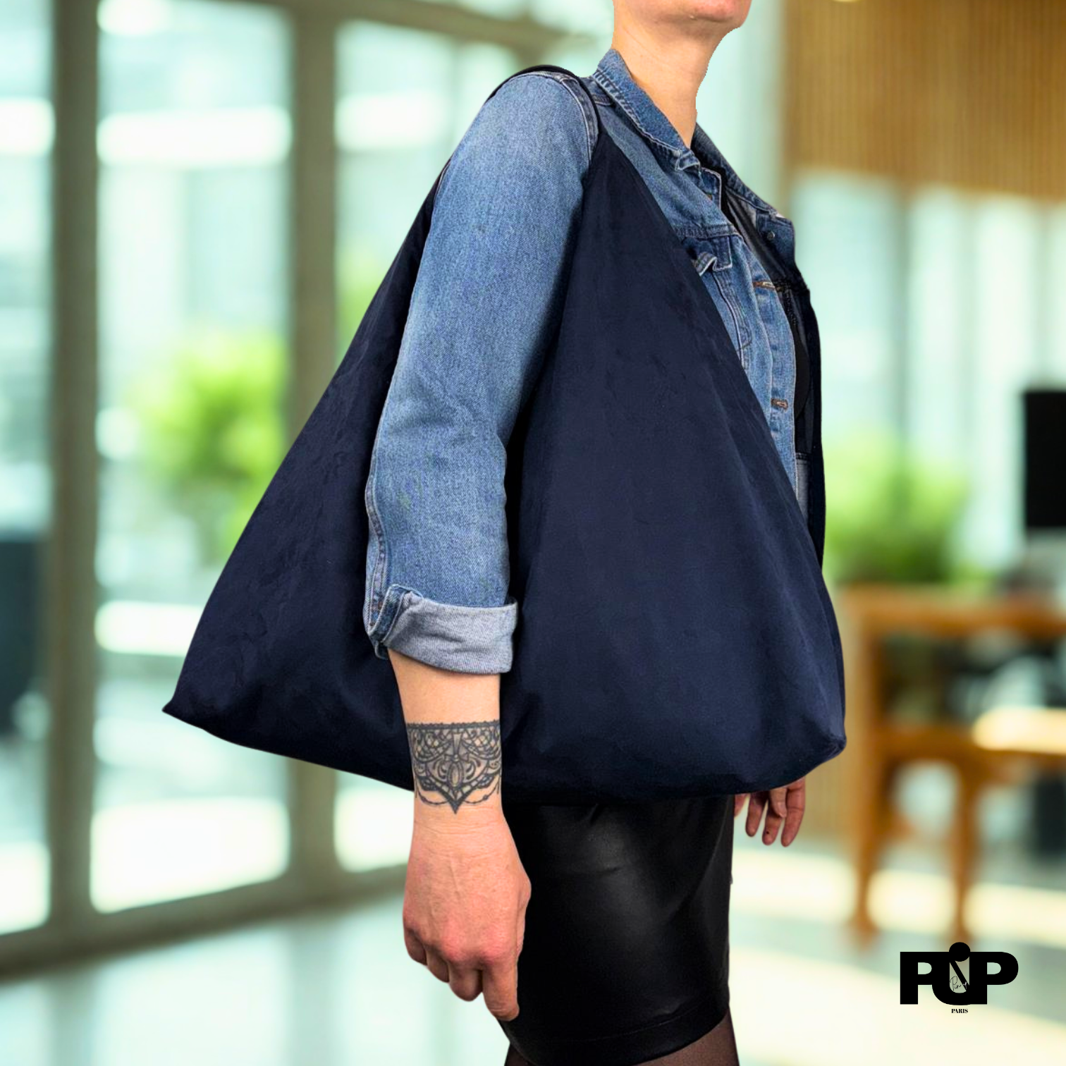 Sac Oversize femme en suédine bleu nuit porté à l’épaule, grand sac cabas mode