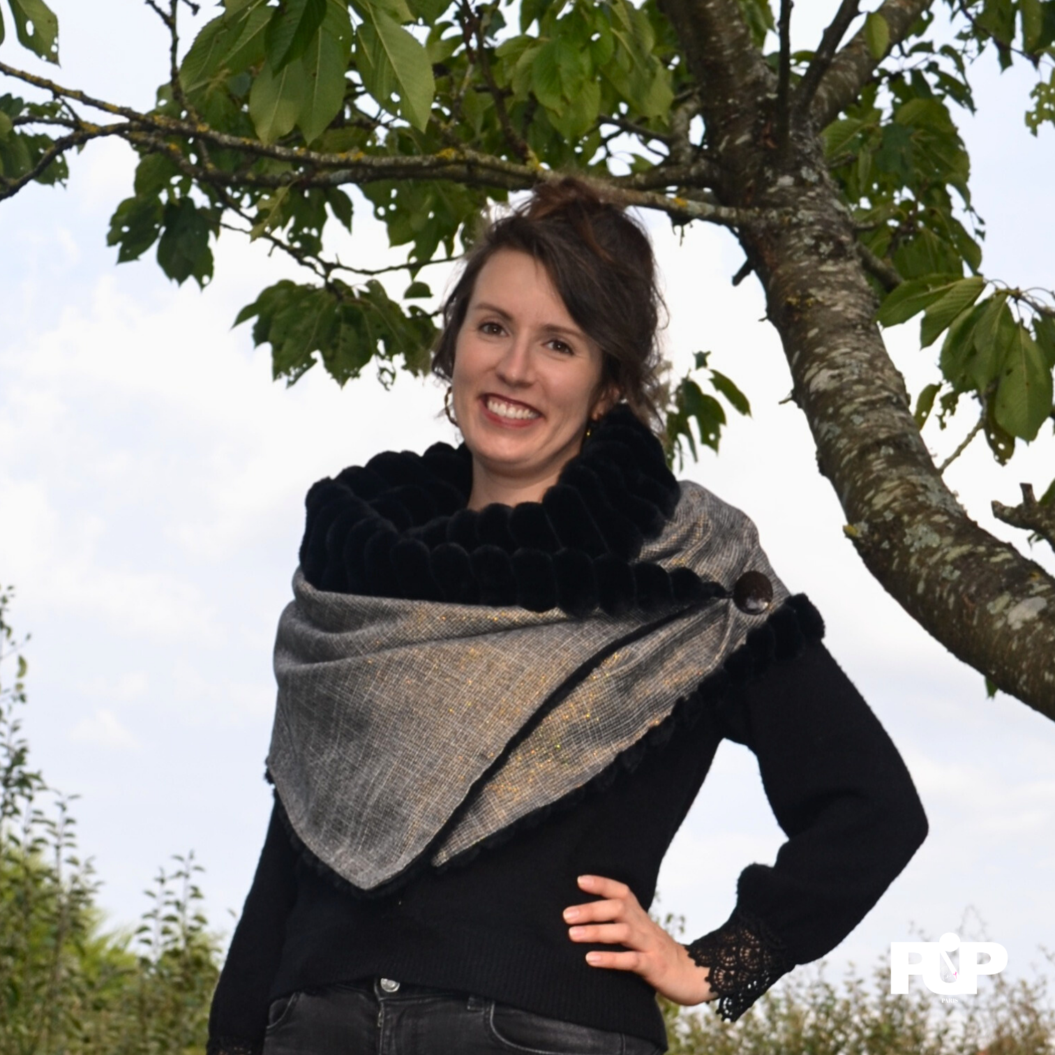 Étole gris pailleté face tissu avec fourrure noire ondulée