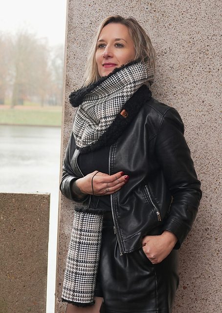 Femme portant le manchon et le snood La Parisienne Pin-Up Paris