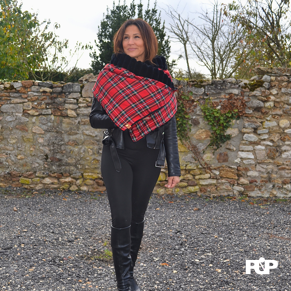Miniature : Étole tartan rouge face tissu avec fourrure noire ondulée portée de face