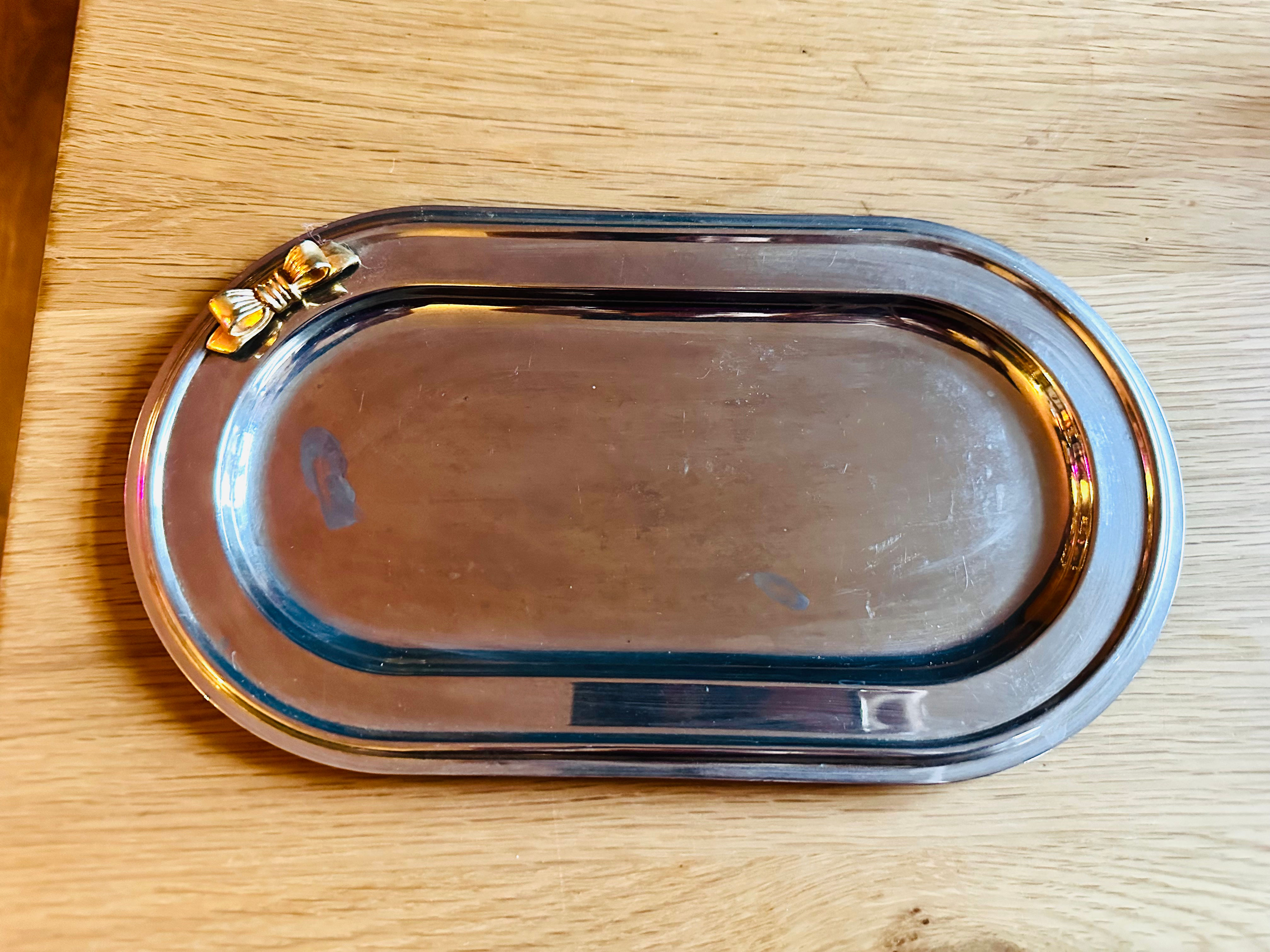 Plateau vintage argenté – détail nœud doré, esprit boudoir chic