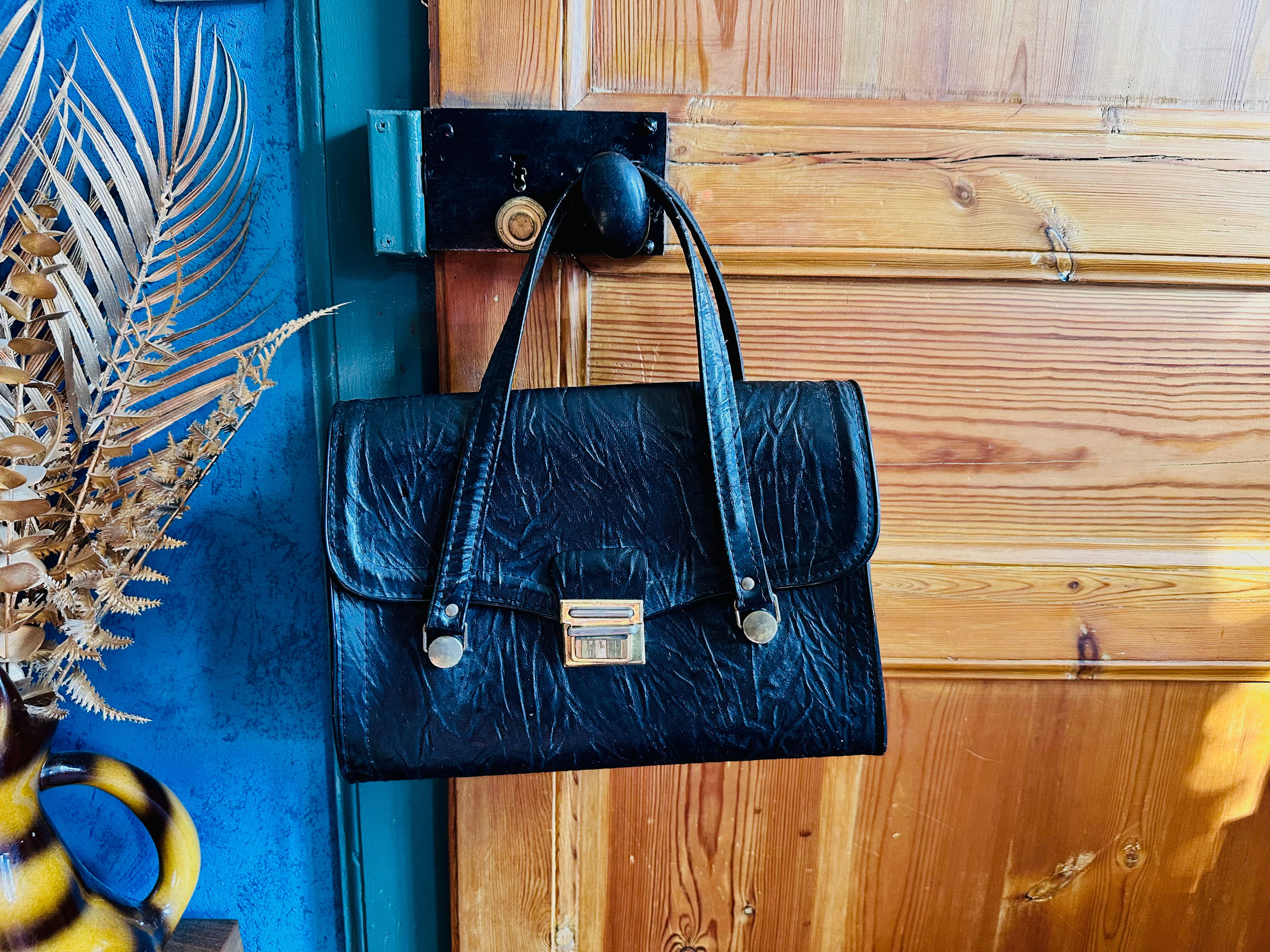 Sac noir vintage – look rétro chic