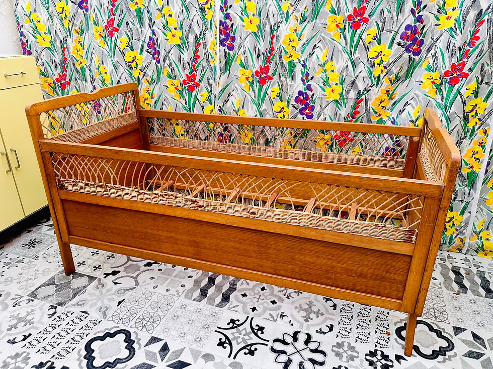 Miniature : Lit bébé vintage bois rotin
