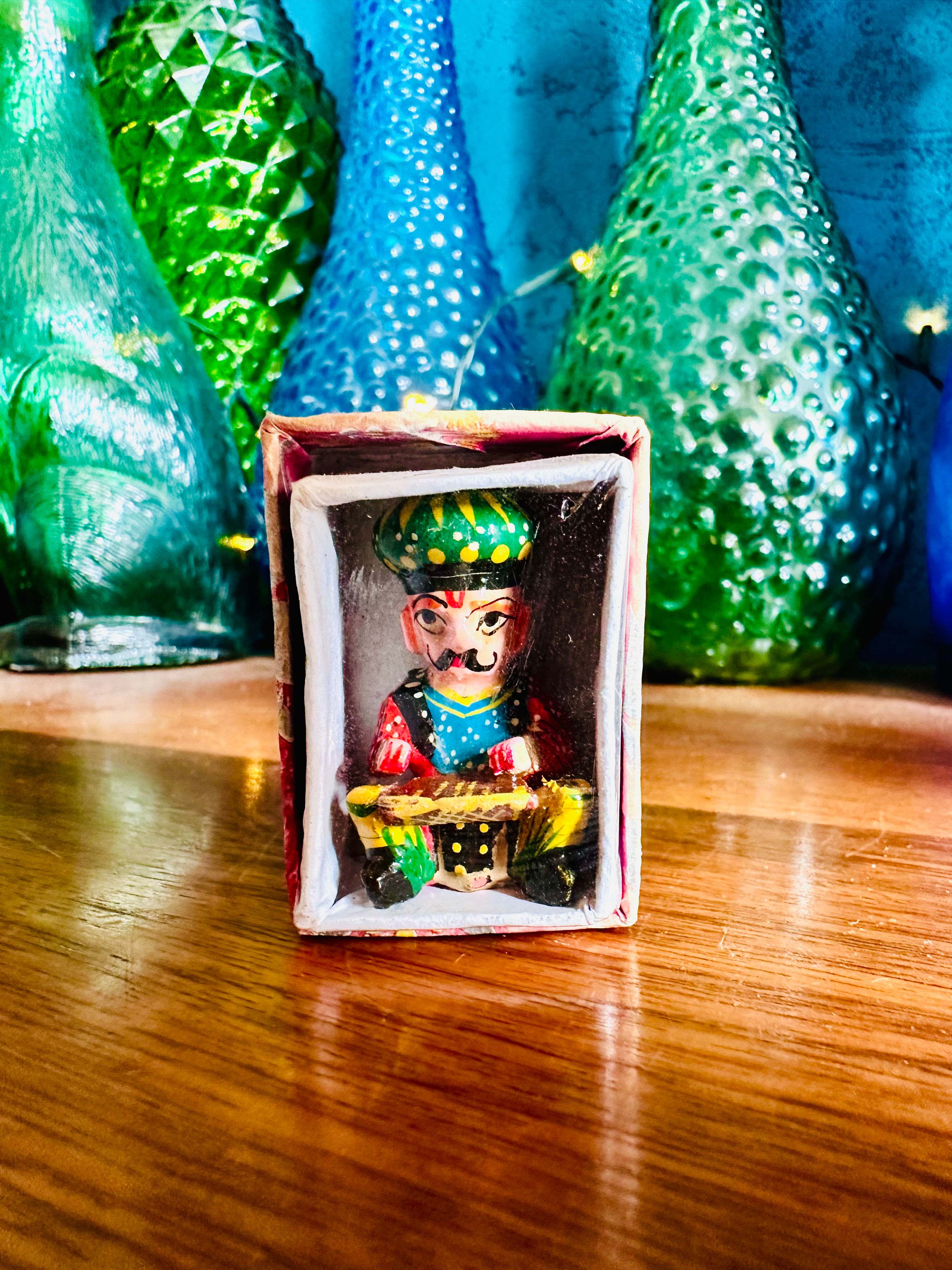 Mini figurine indienne vintage – Peinte à la main