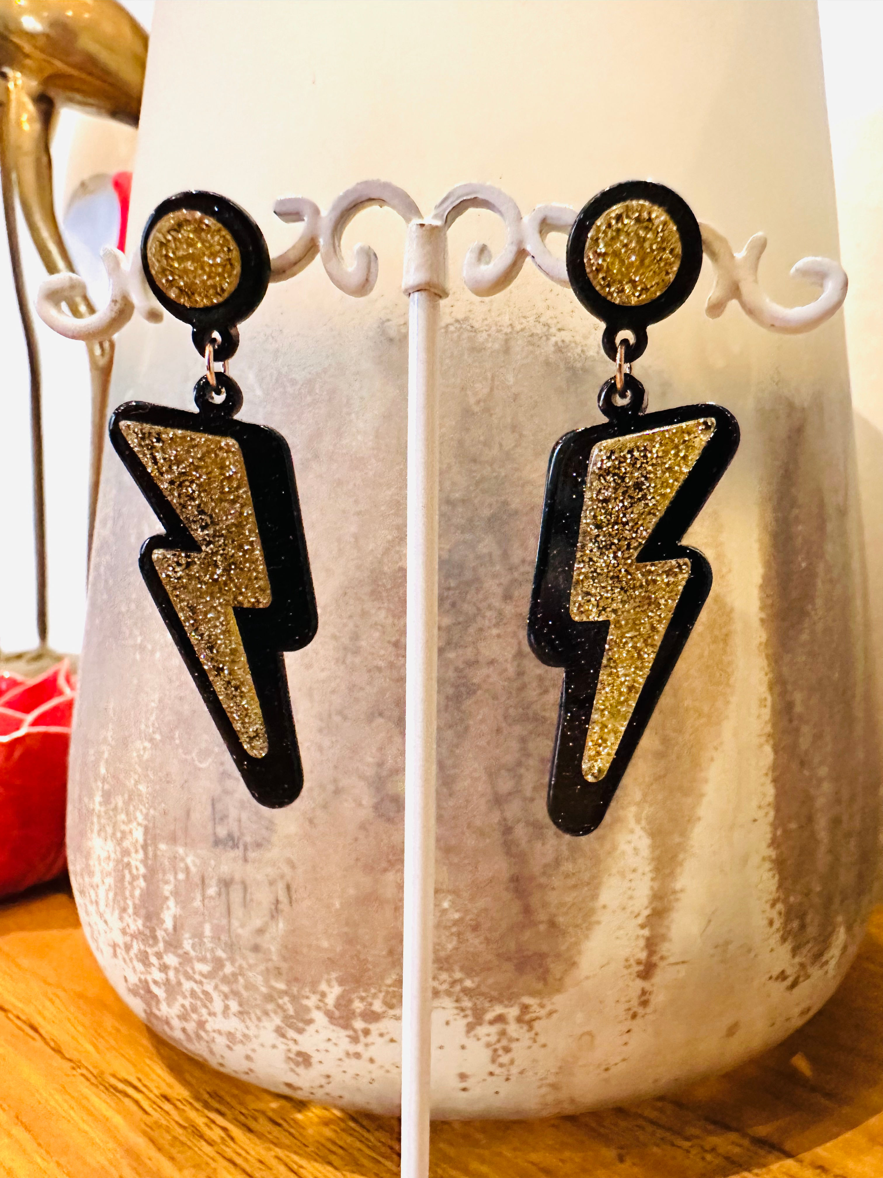 Boucles d’oreilles éclairs noirs et dorés