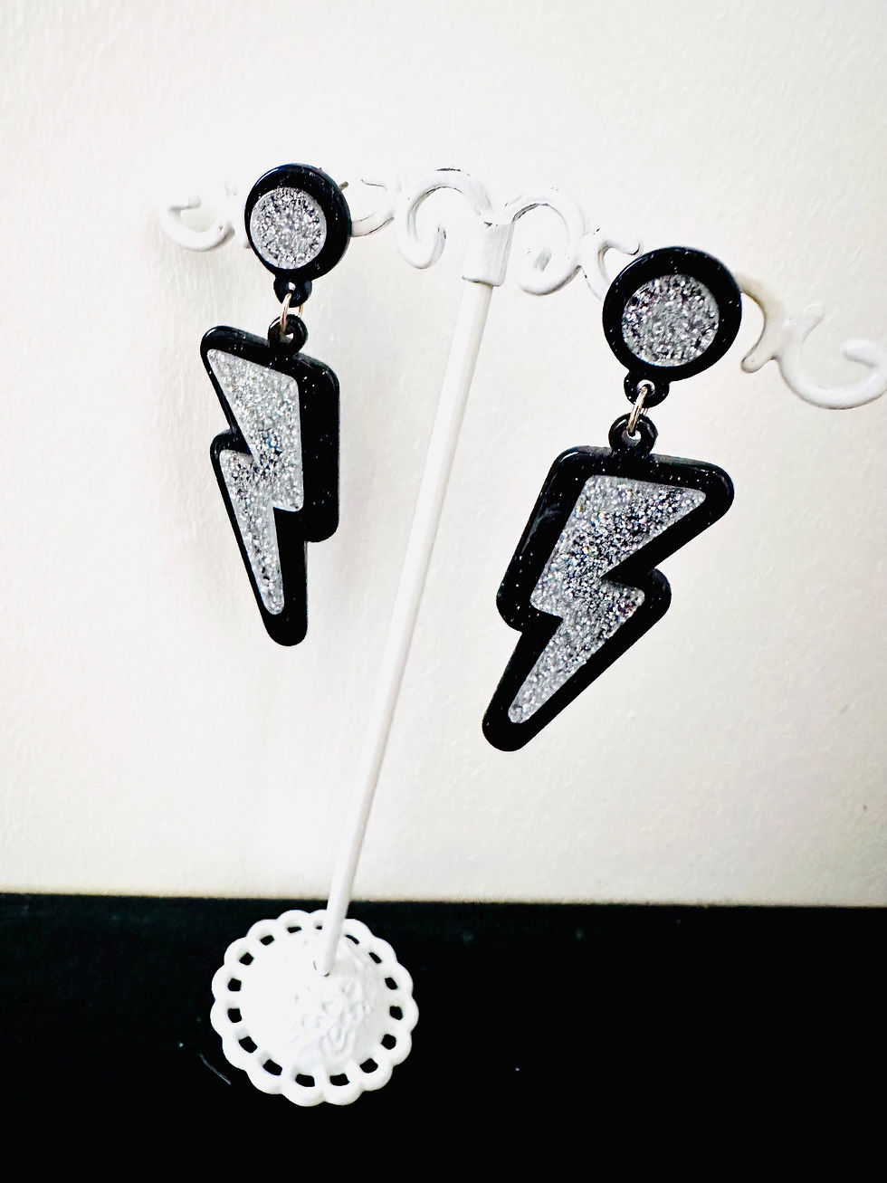 Miniature : Boucles d’oreilles éclairs noirs et argentés 