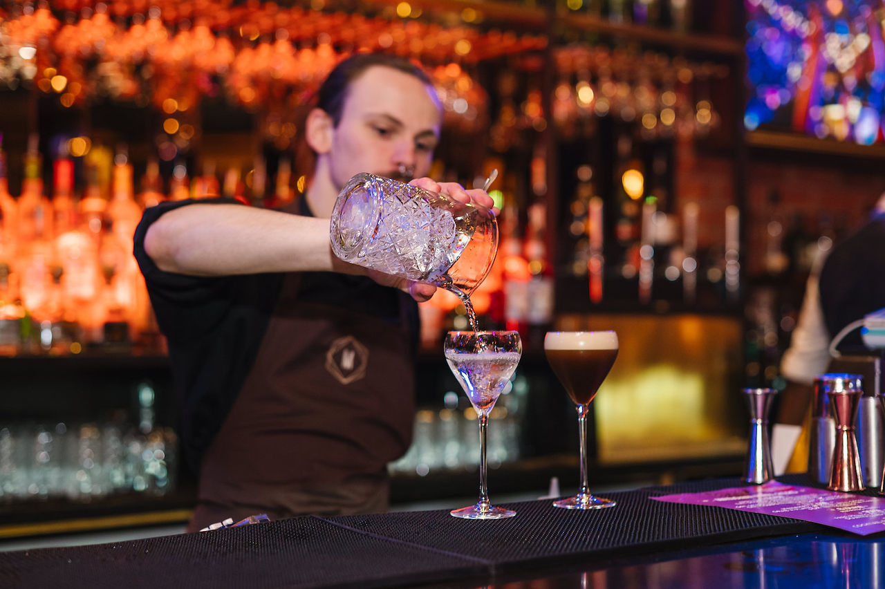 coctails being poured at Quirky Wedding alternative wedding industry awards ceremony night