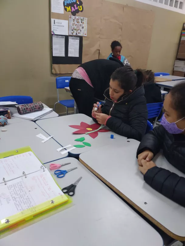 Confecção da flor da amizade