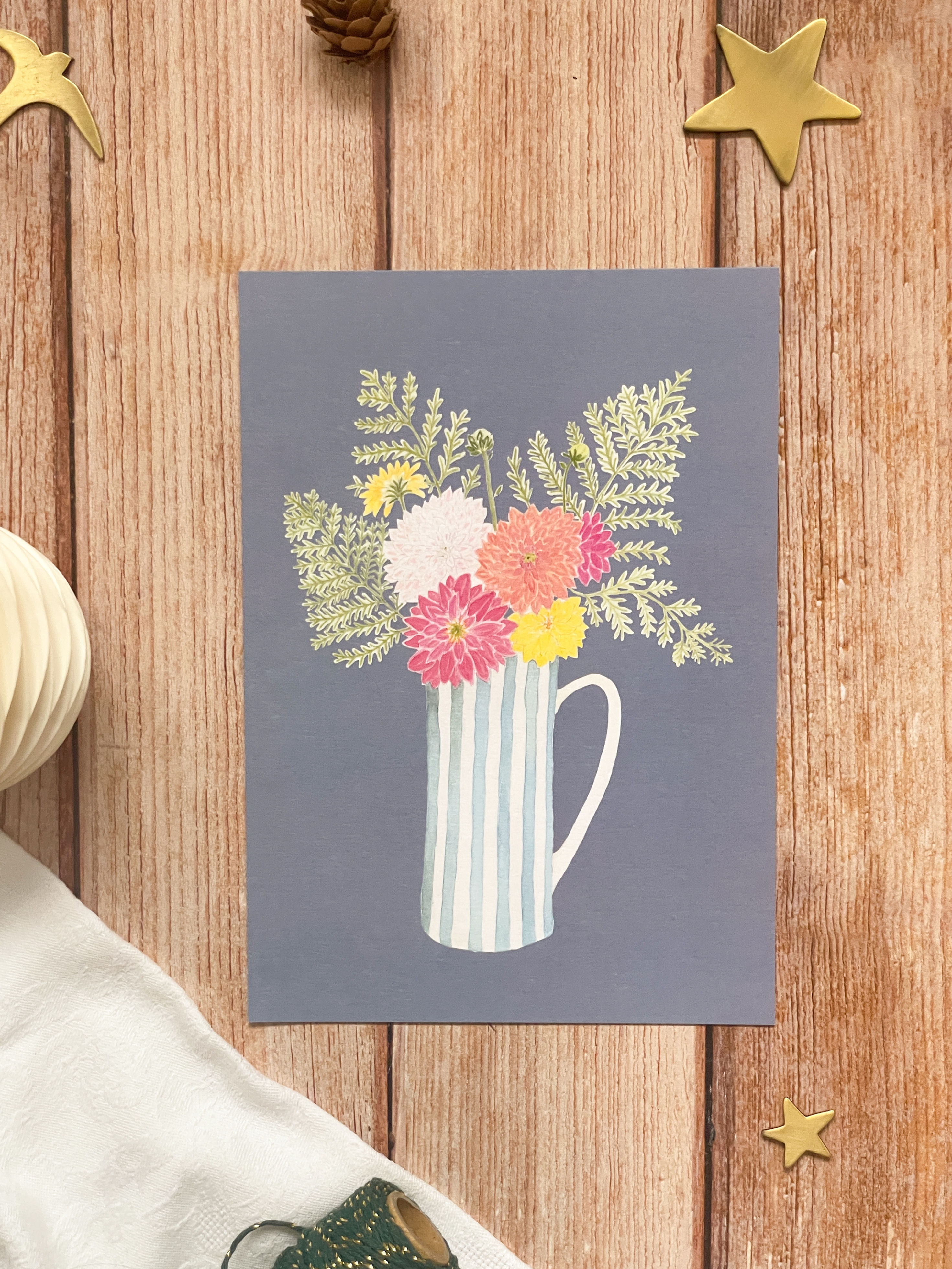 Affichette A5 bouquet dahlias vase rayé bleu sur fond bleu