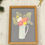 Miniature : Affichette A5 bouquet dahlias vase rayé bleu sur fond bleu