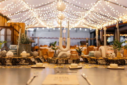 Hochzeitsfotografie in Puchberg - wunderschön beleuchtete Hochzeitstafel