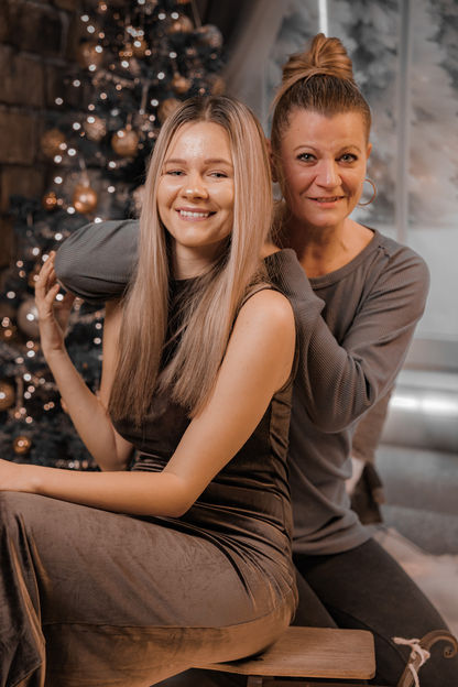weihnachtliches Shooting indoor mit Christbaum im Hintergrund
