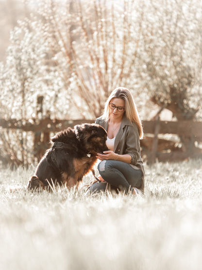 Outdoor Shooting auf einer Wiese in Puchberg sitzend