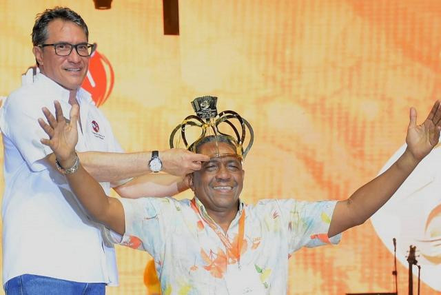 El rey de reyes Almes Granados es coronado por el presidente del Festival, Rodolfo Molina