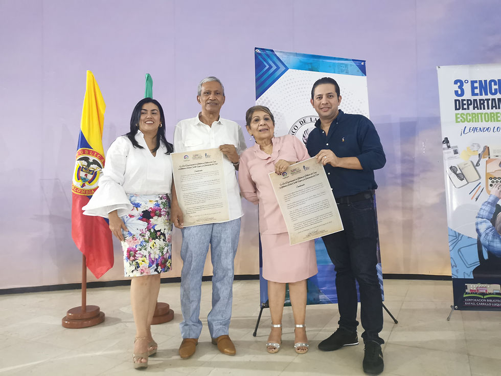 La directora de la biblioteca departamental y el secretario de cultura del Cesar (en las esquinas) acompañan a los escritores homenajeados. Foto Nicho Cultural.