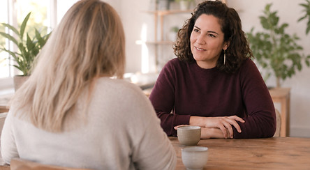 Sabrina Fiechter im Einzelcoaching-Gespräch mit einer Klientin im Atelier in Zürich – stärkenorientierte Persönlichkeitsentwicklung