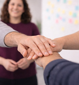 Sabrina Fiechter moderiert einen interaktiven Workshop im Kreis – Workshops und Dialogformate für Teams und Organisationen