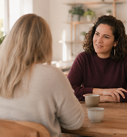 Sabrina Fiechter im Einzelcoaching-Gespräch mit einer Klientin im Atelier in Zürich – stärkenorientierte Persönlichkeitsentwicklung