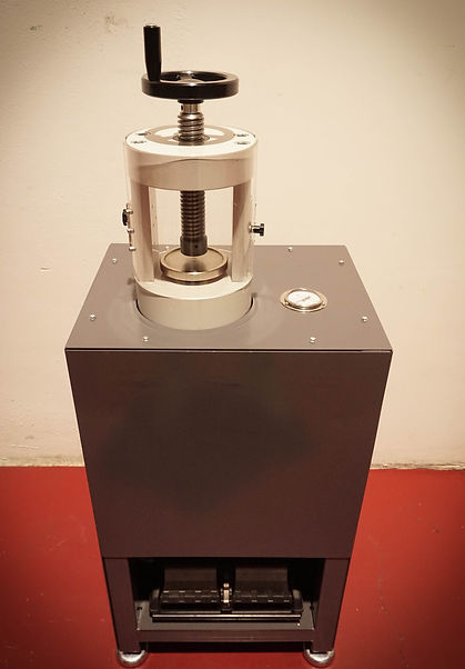 pressa con mobile (1 di 1).jpg