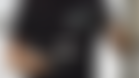 Profissional pingando o coating no aplicador durante o processo de aplicação.