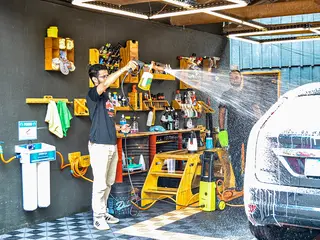 Profissionais aplicando Pré Lavagem Mill’s na carroceria de um veículo, realizando pré-lavagem automotiva para remover sujeira pesada com segurança antes da lavagem manual.