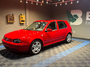 Golf com alto brilho após vitrificação na Birds Estética Automotiva, em ambiente profissional, mostrando pintura protegida e acabamento premium