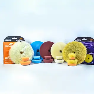 Imagem com diversos modelos de boinas de polimento Mill’s Automotive, organizadas por cor e tamanho, indicadas para corte, refino e lustro.