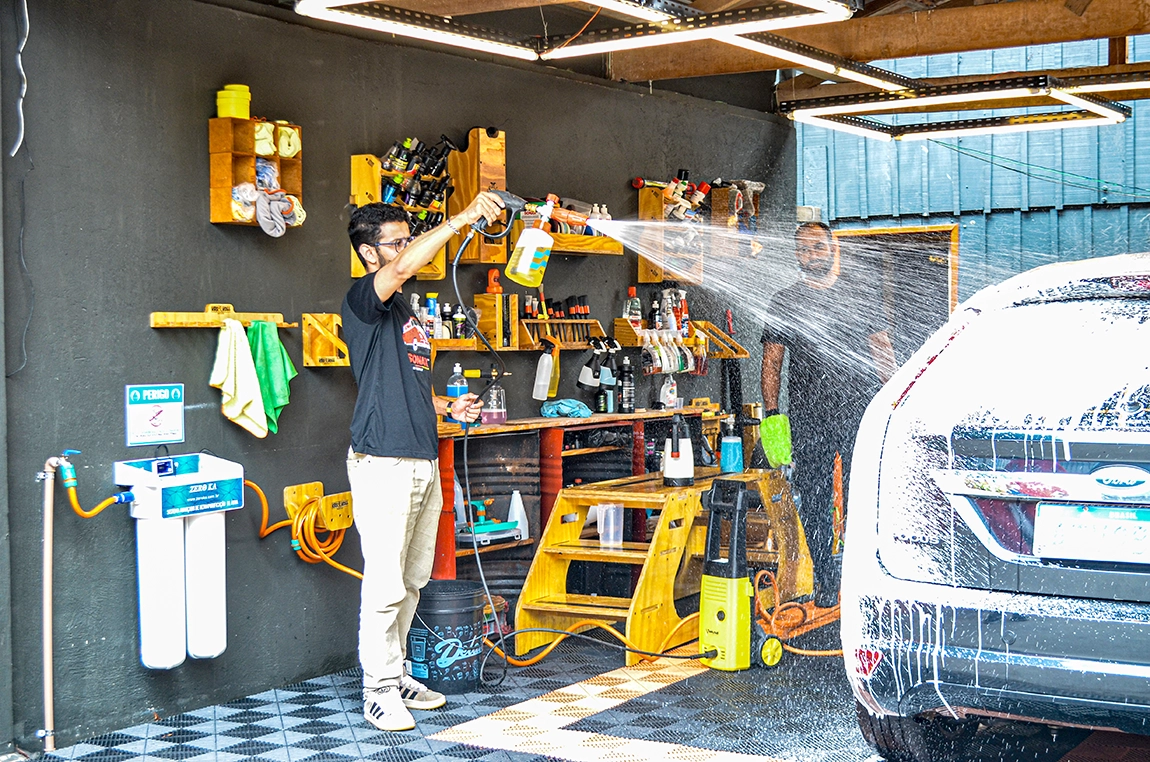 profissional realizando lavagem automotiva com Lava Auto Mill’s, removendo sujeiras da pintura antes do processo de polimento.