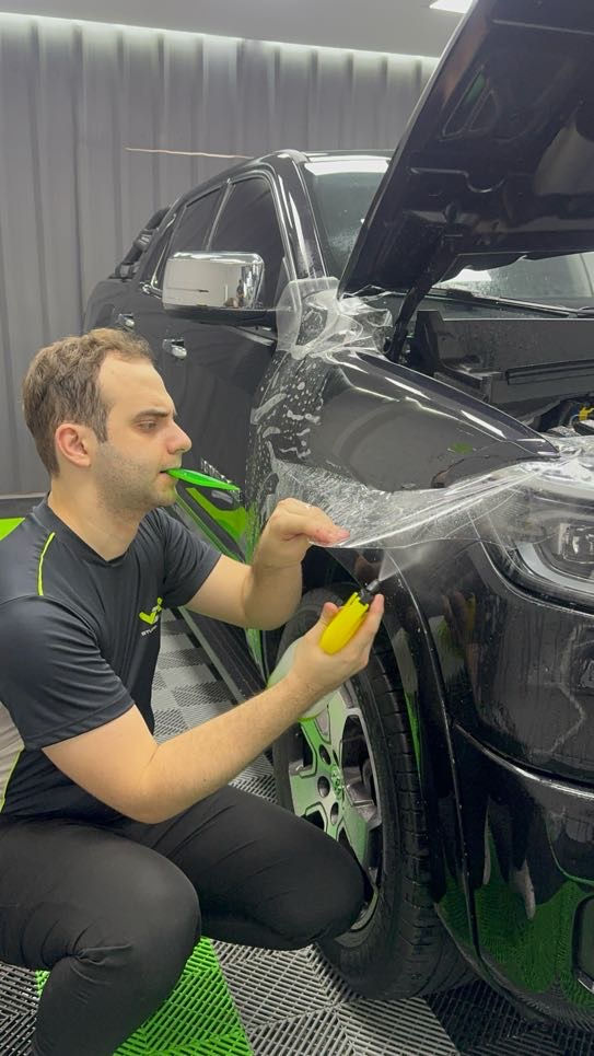 Aplicação de PPF película de proteção de pintura em uma estética automotiva em Mirassol SP