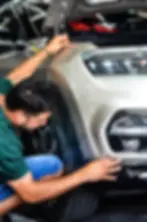 Aplicação de película PPF no para-choque dianteiro do carro