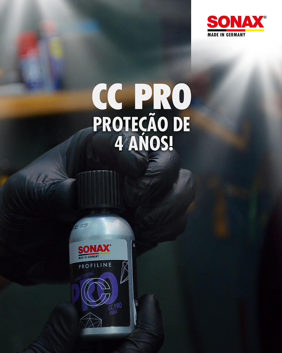 Frasco do produto SONAX CC PRO em destaque com o texto “CC PRO proteção de 04 anos”, representando a durabilidade e tecnologia da proteção cerâmica automotiva SONAX.